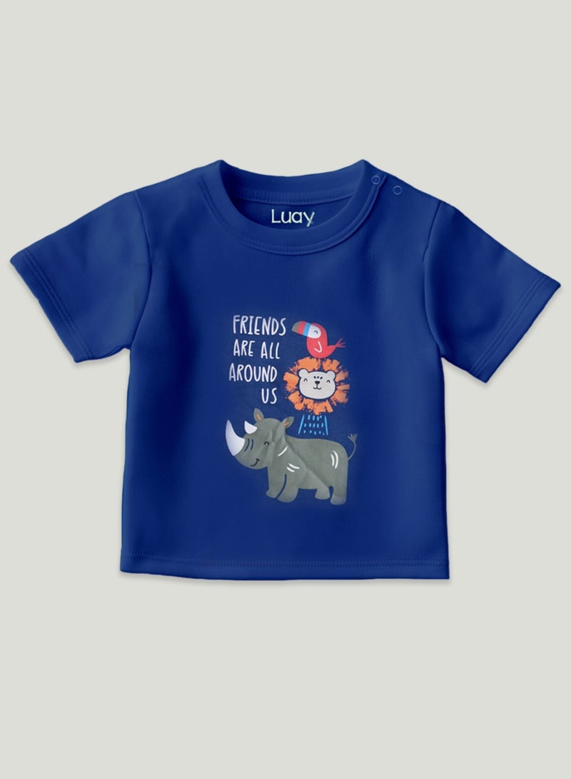 لؤي نقدّم لكم تيشيرتات LUAY المصنوعة من القطن 100% للأولاد والبنات! 🌈 تتميز تصاميمنا الاحتفالية ذات الأكمام القصيرة بألوان زاهية ونقوش مرحة، لتمنح الأطفال والرضّع مزيجًا مثاليًا من الراحة والأناقة. صُنعت هذه التيشيرتات من قماش جيرسي ناعم، وبقَصّة مريحة تناسب حركة الأطفال النشيطة طوال اليوم.  اكتشفوا مجموعتنا المتنوعة من أزياء الأطفال للأولاد، حيث ستجدون تيشيرتات أنيقة للأولاد، وتيشيرتات بولو عصرية للأطفال. ولأصغر محبّي الموضة، نوفر تيشيرتات للأطفال الرضّع بخامات ناعمة وتصاميم لطيفة تمنحهم راحة فائقة.  احتفلوا بالمناسبات الثقافية مع بارونغ تاغالوغ للأطفال، أو استعدوا لأيام اللعب والحماس مع تصاميم قمصان كرة القدم للأطفال ذات الطابع الرياضي. تبحثون عن هدية مميزة؟ تيشيرتات دبي للأطفال من LUAY تُعد تذكارات رائعة ومناسبة لكل المناسبات 🕌  سواء للاستخدام اليومي أو للمناسبات الخاصة، تيشيرتات LUAY هي الخيار المثالي للأطفال. ومع تشكيلة واسعة تشمل قمصان للأولاد وأزياء أطفال بطابع النينجا العصري، سيكون أطفالكم دائمًا مستعدين للتألّق.  ارتقوا بخزانة ملابس أطفالكم مع LUAY، ودعوا شخصياتهم تشرق بالأناقة - Image 3